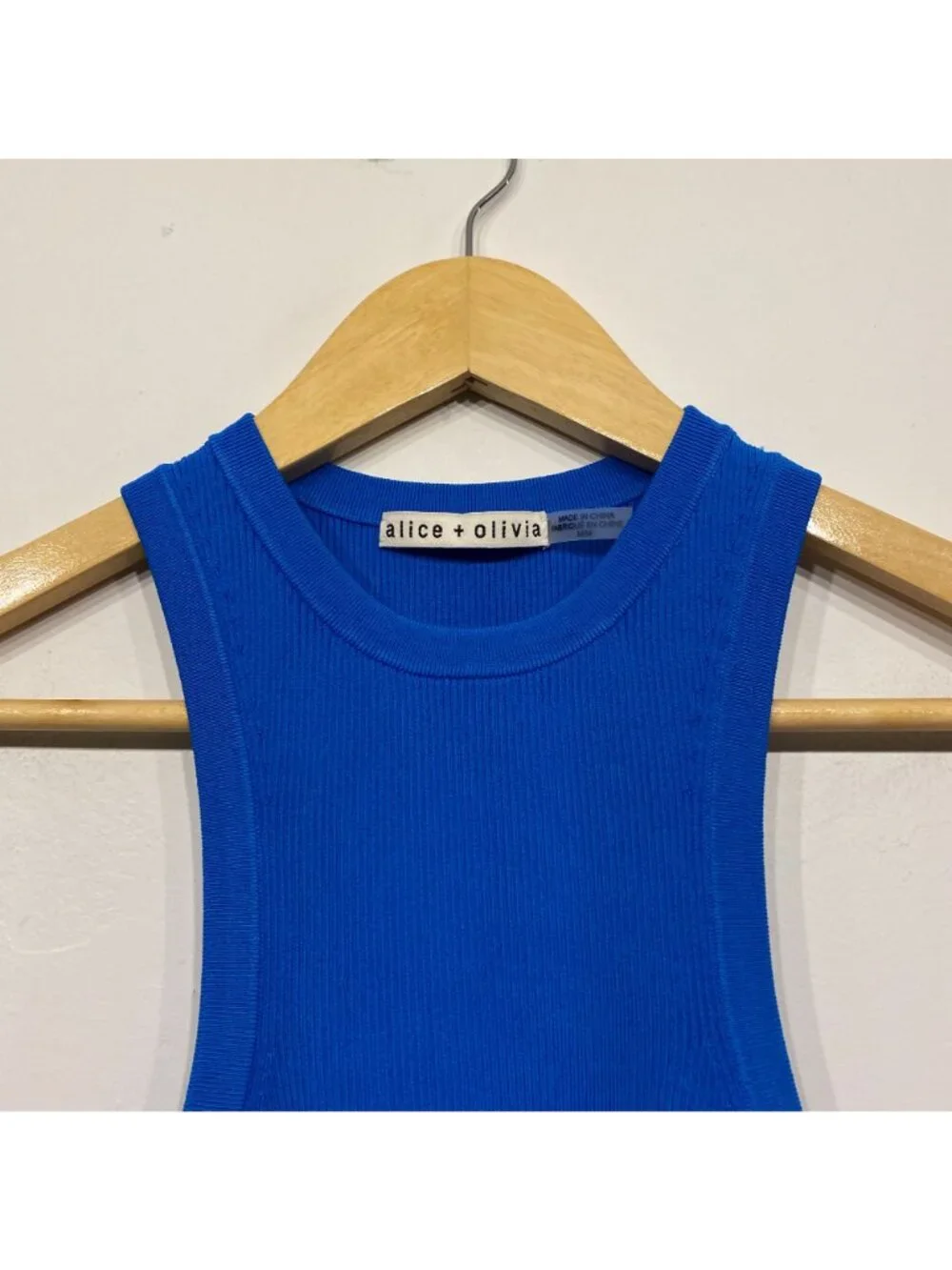 Alice + Olivia Aleena Blue Ribbed Fitted tank Top Size Medium - Picture 2 of 3